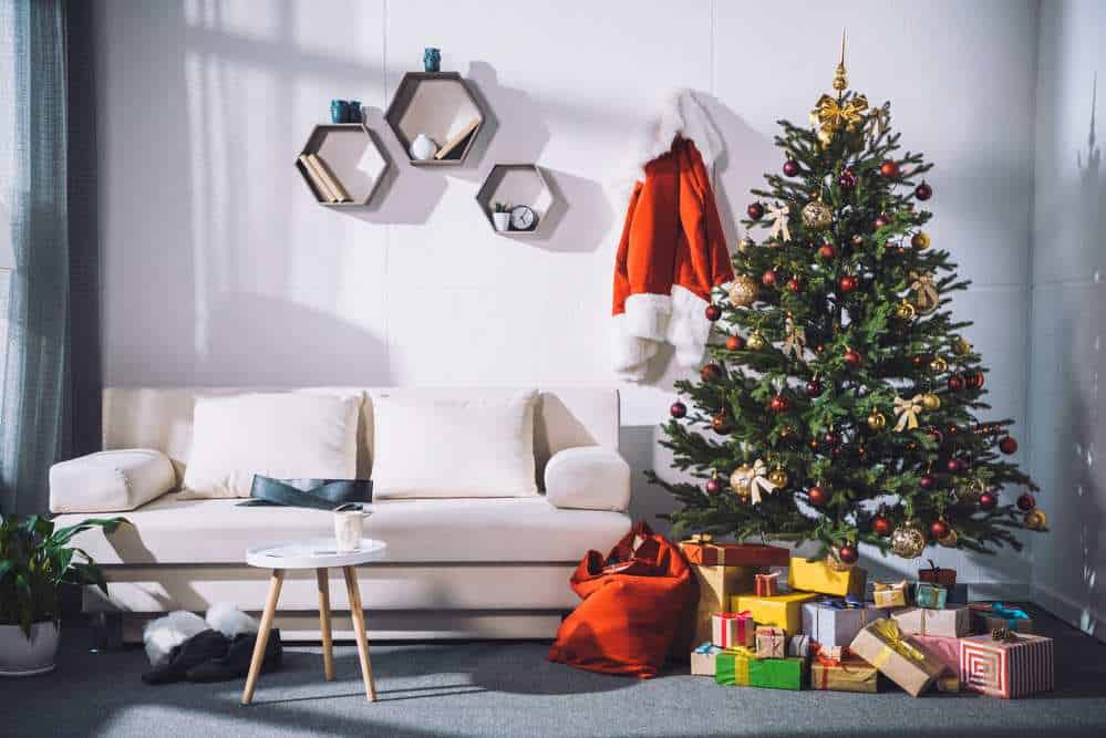 Der Weihnachtsbaum im modernen Wohnraum (de.depositphotos.com)